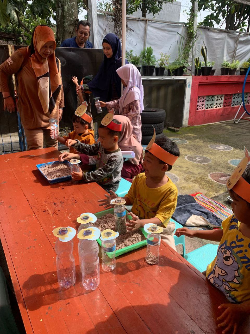 Anak-anak belajar di PAUD Insan Muda Mulia 2